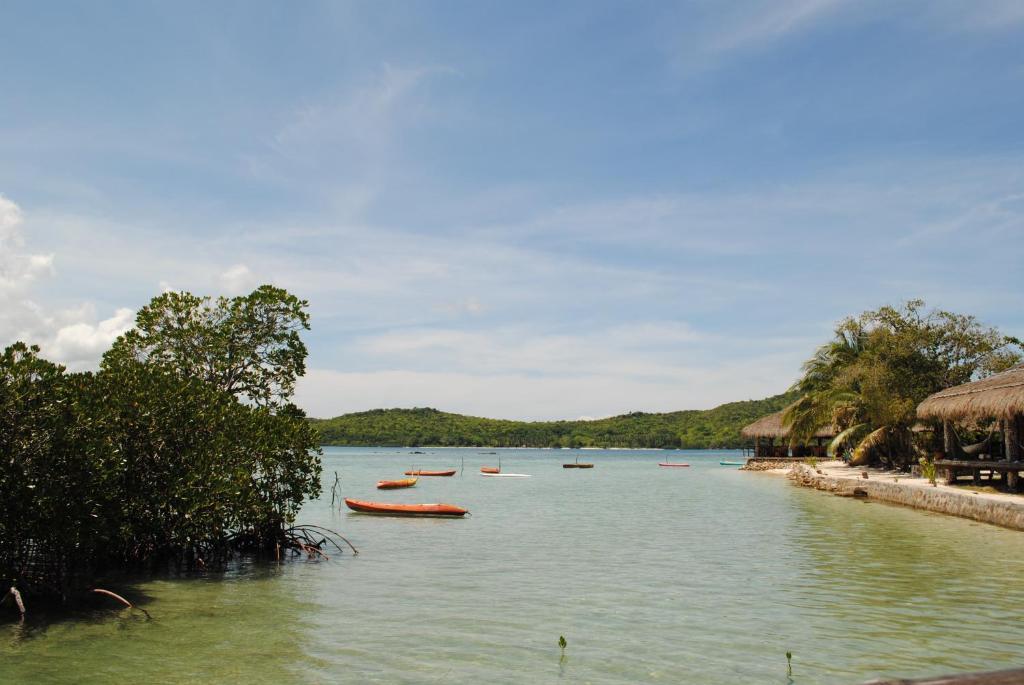 Coral Bay Beach And Dive Resort Бусуанга Экстерьер фото