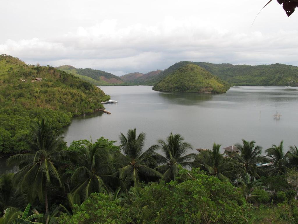 Coral Bay Beach And Dive Resort Бусуанга Экстерьер фото